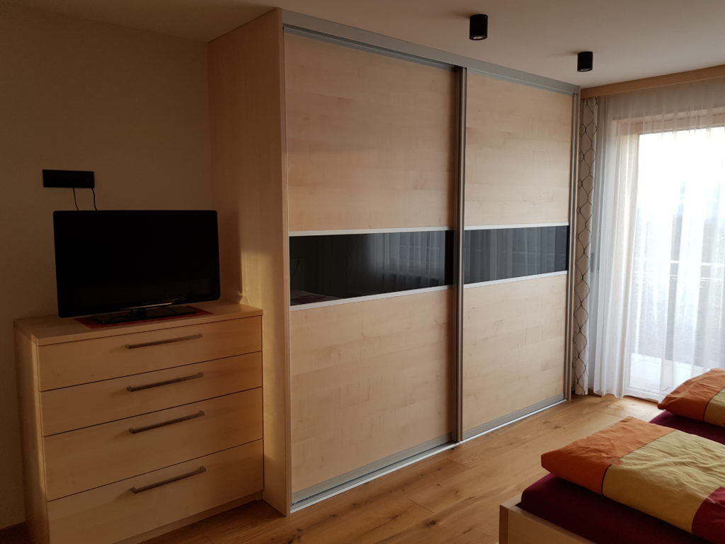 Kleiderschrank Ahorn mit Kommode – Tischlerei Gröfler